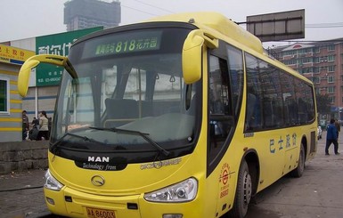 В Китае на мосту перевернулся автобус с туристами