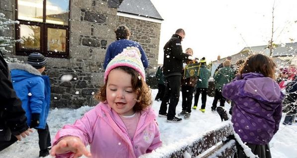 Феи засыпали школу на юге Британии снегом