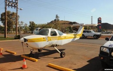 Жителя Австралии обвинили в незаконной парковке самолета у паба