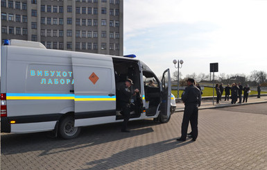 Во Львове правоохранители четвертый час ищут взрывчатку в налоговой инспекции