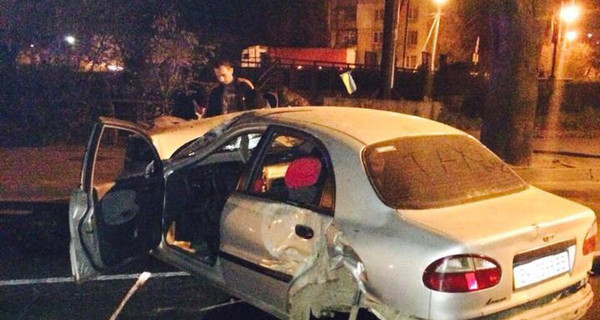 Во Львове автомобиль на скорости зацепил отбойник и остался без колес