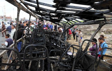 В Египте бензовоз столкнулся со школьным автобусом: погибли 18 человек