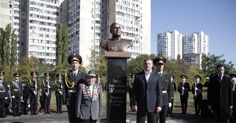 В Одессе разрушили бюст Жукову, на котором висели не те ордена и медали