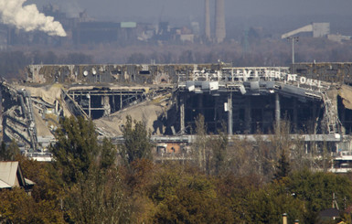 Селезнев: аэропорт Донецка обстреливают из противотанковых пушек