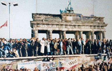 25 лет назад упала Берлинская стена