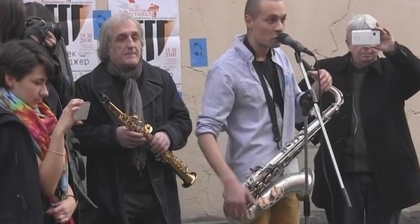 В центре Львова полсотни саксофонистов сыграли джаз
