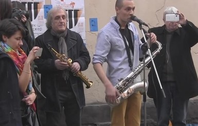В центре Львова полсотни саксофонистов сыграли джаз