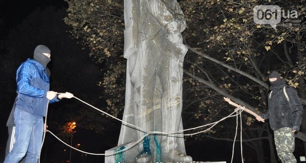 В Запорожье пытались снести памятник Дзержинскому