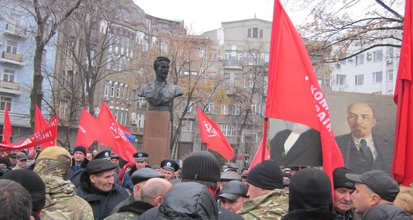 7 ноября в Харькове: облитую зеленкой коммунистку Александровскую увезли на троллейбусе