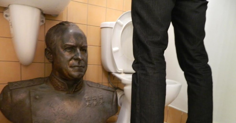 Похищенный в Одессе бюст маршала Жукова хранят в туалете