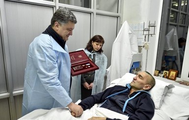 Порошенко вручил Звезду Героя Украины полковнику, бравшему Саур-могилу
