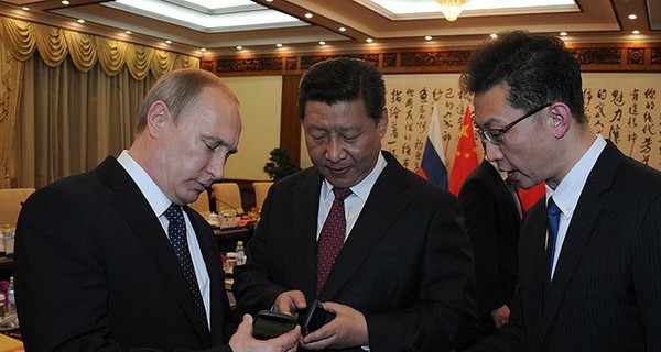 Путин прорекламировал российский смартфон в Китае