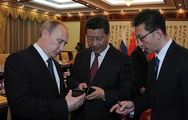 Путин прорекламировал российский смартфон в Китае