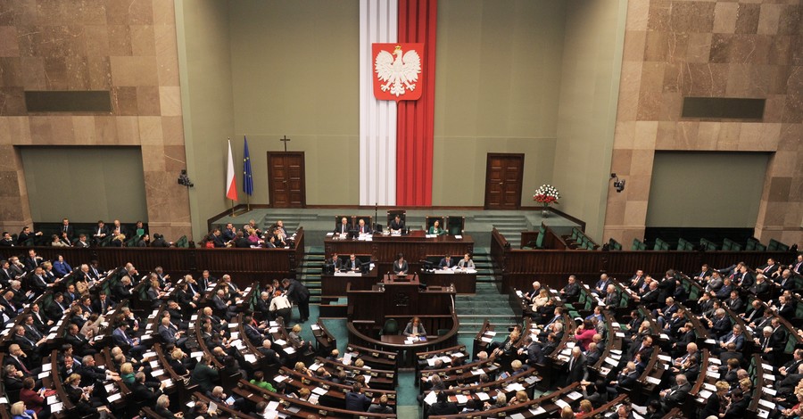 В Польше разгорелся скандал из-за депутатов, которые развлеклись за государственный счет