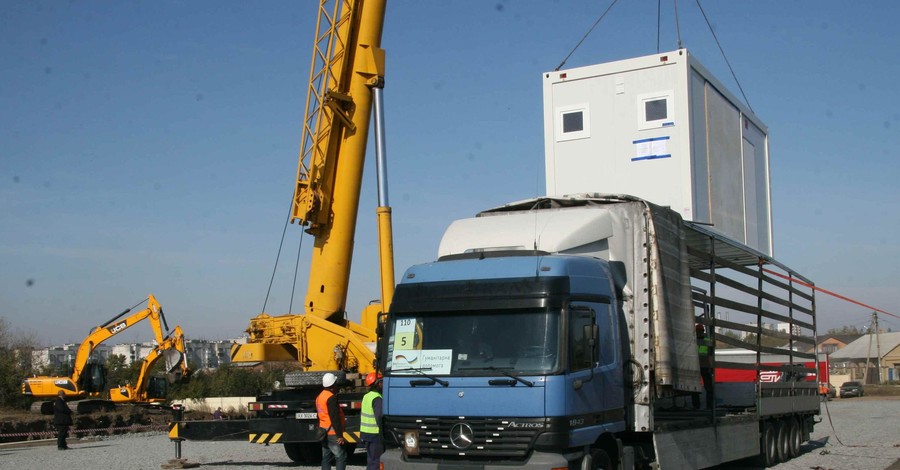 40 грузовиков с жилыми модулями из Германии привезли в Украину