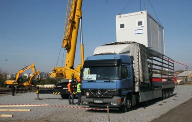 40 грузовиков с жилыми модулями из Германии привезли в Украину