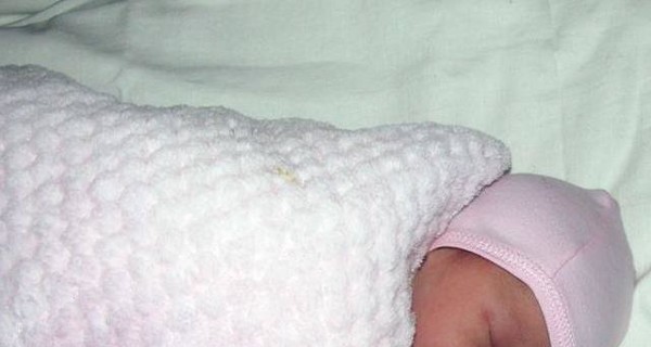 На Прикарпатье под дверь квартиры подбросили новорожденного младенца