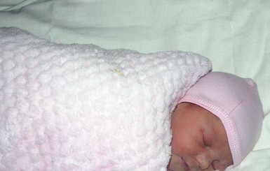 На Прикарпатье под дверь квартиры подбросили новорожденного младенца