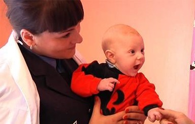 В Днепропетровске мать бросила трехмесячного младенца на капоте машины