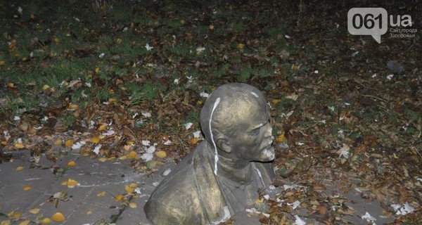 В Запорожской области снесли два памятника Ленину