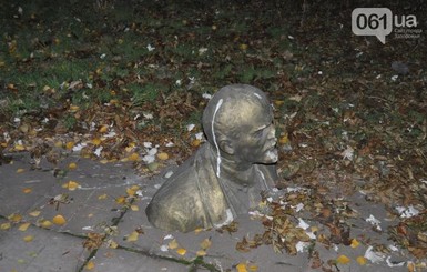 В Запорожской области снесли два памятника Ленину
