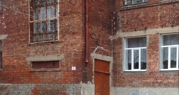 В Харькове на фундаменте еврейской школы нарисовали свастику