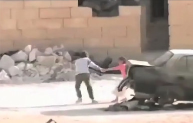Сирийский мальчик спас девочку от шквального огня снайпера