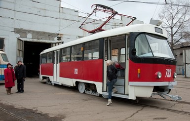 В Киеве в трамвай пустят только через передние двери
