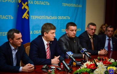 На Тернопольщине чиновники массово подали в отставку