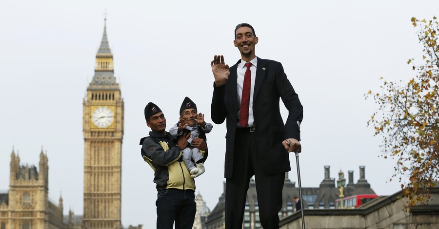 В Великобритании встретились самый высокий и самый маленький мужчины на Земле