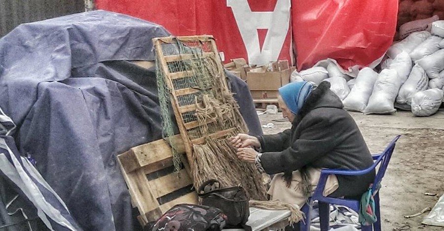 В Киеве 80-летняя луганчанка плетет маскировочные сетки для бойцов АТО