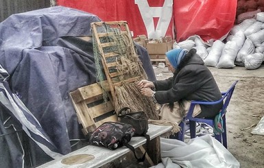 В Киеве 80-летняя луганчанка плетет маскировочные сетки для бойцов АТО
