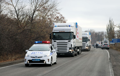 Россия отправляет восьмой гуманитарный конвой, хотя предыдущий еще не вошел в Украину