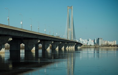 В Киеве мужчина упал с моста и уплыл на остров