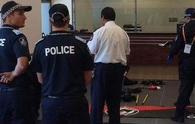В Брисбене арестованы антиглобалистки с ножом и красно-черным флагом