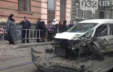 В центре Львова водитель на иномарке устроил ралли