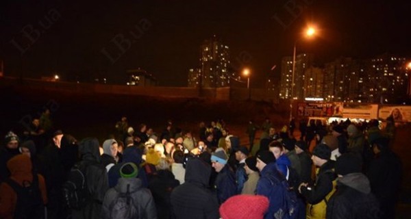 В Киеве противники стройки  забросали милицию камнями и дымовыми шашками