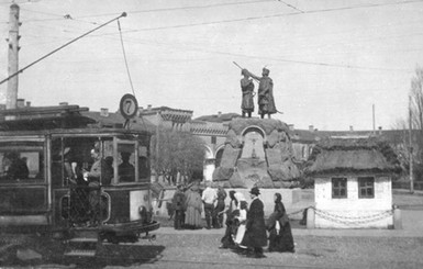 Открыть памятник Искре и Кочубею помешала война