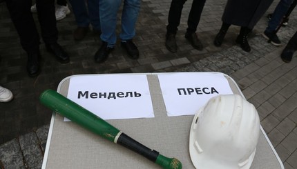 Бита для Мендель и вопросы для журналистов: что происходило возле Kyiv Food Market, пока Зеленский отвечал на вопросы