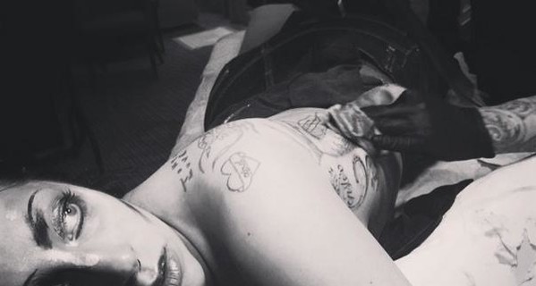 Леди Гага украсила тело новой татуировкой
