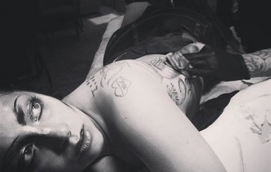 Леди Гага украсила тело новой татуировкой