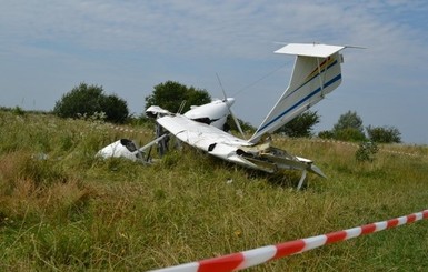 В Англии 73-летний пилот влетел в дом на самолете