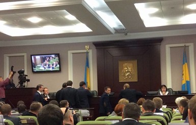 Снова в бой: депутаты Киевсовета чуть не подрались во время заседания