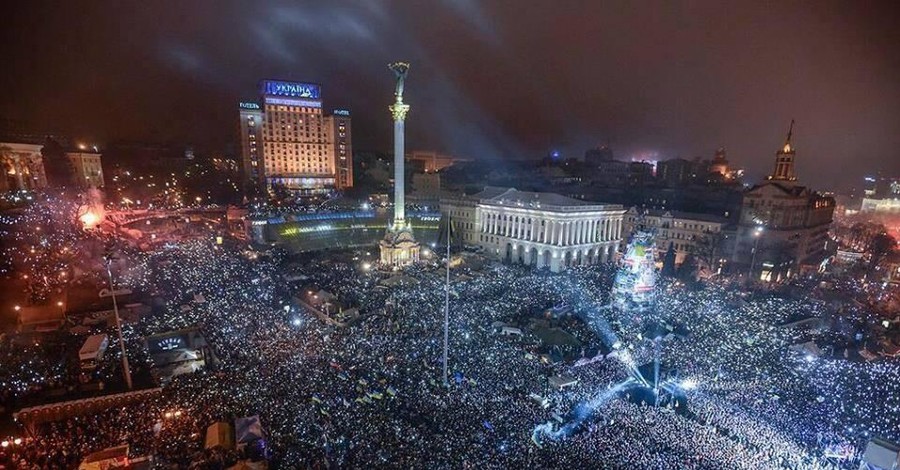 Годовщина Майдана: В центре Киева активисты установили крест небесной сотни