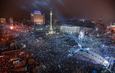 Годовщина Майдана: В центре Киева активисты установили крест небесной сотни