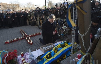 Порошенко пришел на Майдан и стал на колени