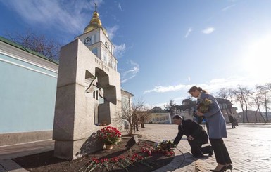 Семья Порошенко почтила память жертв Голодомора