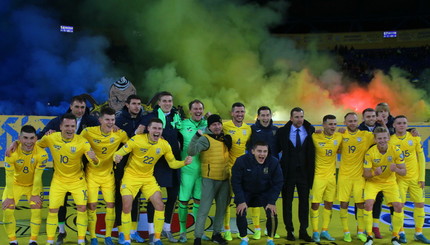 Сборная Украины благодарит фанатов после победы над Литвой в Харькове