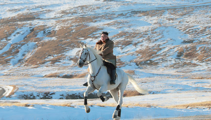 Ким Чен Ын на коне поднялся на гору