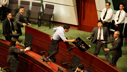 Глава Гонконга сбежала с парламента 